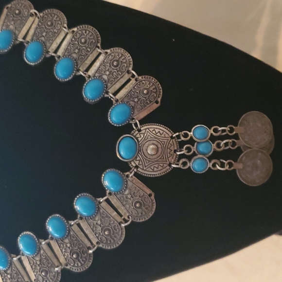 VINTAGE SILVER TONE FAUX TURQUOISE COIN DESIGN NECKLACE. - Picture 3 of 8